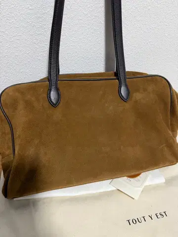 TOUT Y EST 스웨이드 핸드백