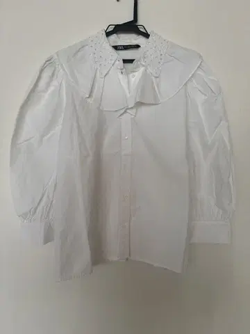 ZARA 빅 프릴 자수 벌룬 슬리브 화이트 셔츠 W 칼라
