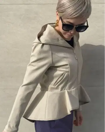 젠느 후드 부착 베이지 페플럼 자켓 후드티