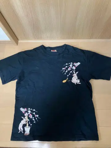 벚꽃과 토끼 자수 T셔츠 블랙