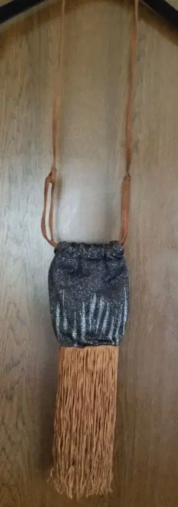 프린지 달린 숄더백 블랙과 브라운