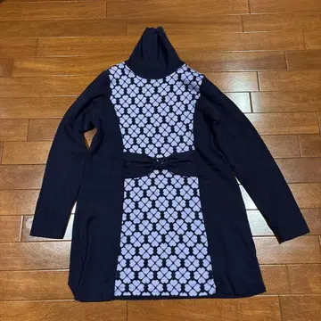 네이비 터틀넥 니트 스웨터