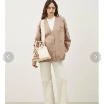 Mila Owen 아플리케 디자인 금장 버튼 V넥 니트 가디건