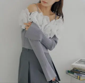 치코 BIG 프릴 도킹 오프숄더 니트