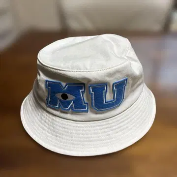 MU 로고와 페넌트 자수 모자