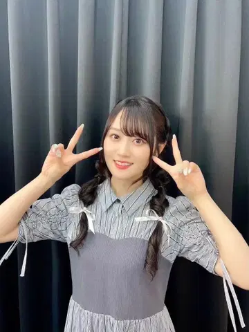 오구라 유이 착용 스트라이프 패턴 반팔 셔츠 원피스 블랙