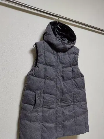 후드 부착 그레이 퀼팅 베스트