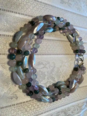 빛나는 아름다운 다색 유리 목걸이