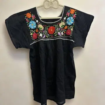 블랙 꽃무늬 자수 반팔 셔츠