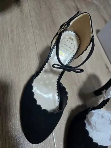 블랙 스캘럽 엣지 하이힐