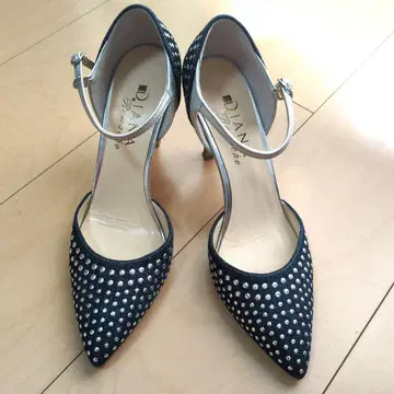 Diana 스터드 장식 앵클 스트랩 하이힐