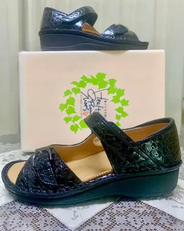 크로커다일풍 소가죽 블랙 에나멜 샌들