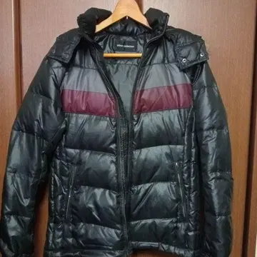 후드 부착 블랙 다운 자켓