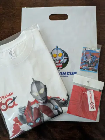 울트라맨 60주년 기념 T셔츠 키링 카드 세트