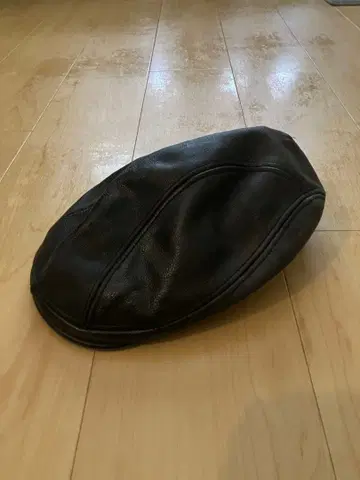 블랙 가죽 헌팅캡