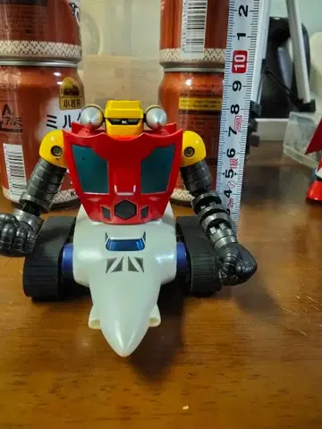 분해 가능한 로봇 캐릭터 완구