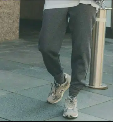 COUDRE 그레이 조거 팬츠