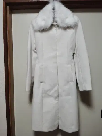 화이트 퍼 옷깃 롱 코트