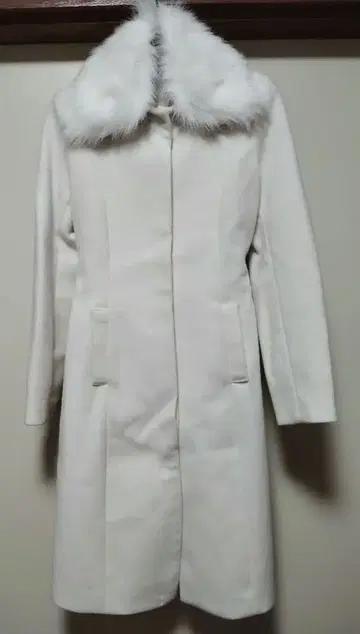 화이트 퍼 옷깃 롱 코트