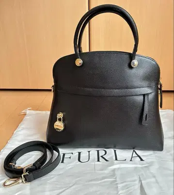 FURLA 블랙 핸드백 숄더 스트랩 포함
