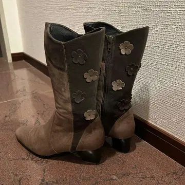 Coca ITALY 코카 플라워 장식 스웨이드 롱 부츠 브라운 브라운