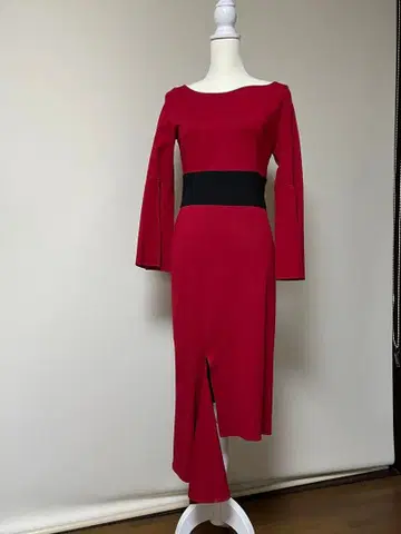 빨간색 슬릿이 들어간 긴팔 원피스