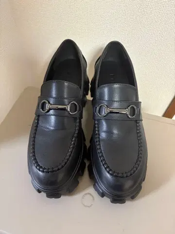 ETELIO 블랙 로퍼