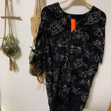 별자리 패턴 반팔 블라우스