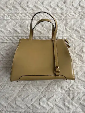 광택 베이지 숄더백