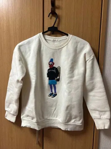 아이보리 자수 캐릭터 크루넥 맨투맨