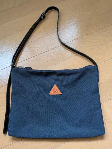 IL BISONTE 일비종떼 블랙 숄더백 현행