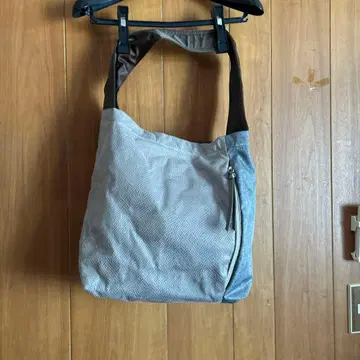 브라운과 그레이 숄더백 (OSAM) 세로 33cm 가로 30cm