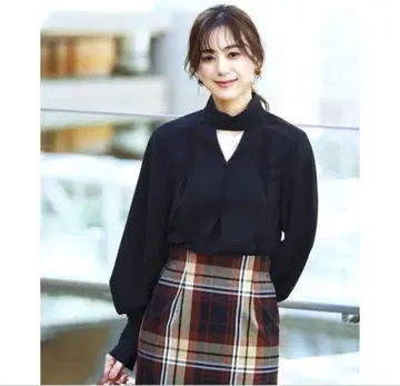 턱 슬리브 디자인 블라우스