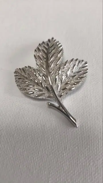 TRIFARI trifari 크라운 트리파리 메탈 잎 브로치