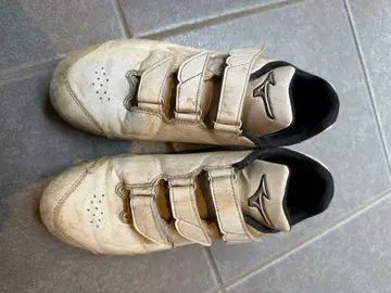 미즈노 화이트 스파이크 슈즈