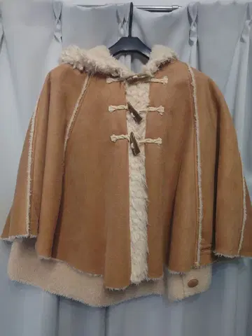 후드 부착 베이지 판초 케이프 코트