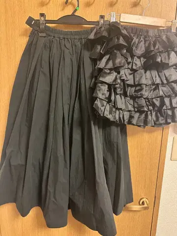 로지몬스터 오드리 프릴 장식 블랙 플레어 스커트