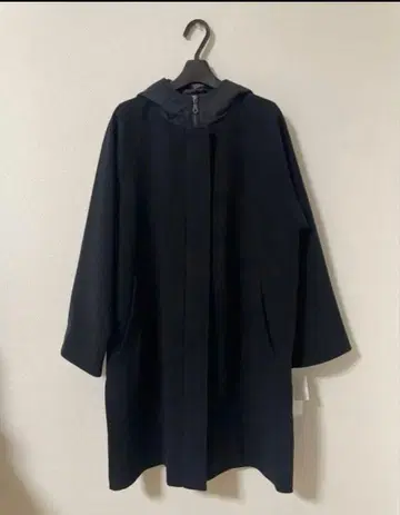 후드 부착 블랙 롱 코트 메틀리제 퀼팅 도킹 코트