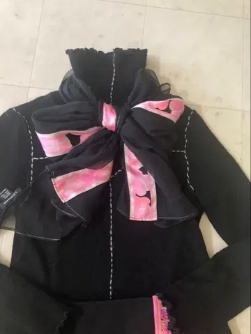 LEONARD 실크 리본 스카프 블랙 핑크