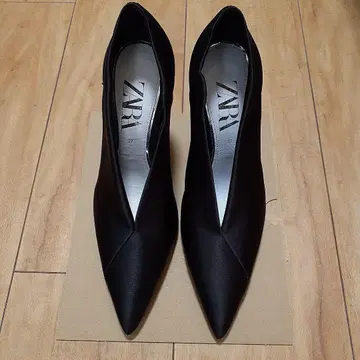 ZARA 블랙 스틸레토 하이힐