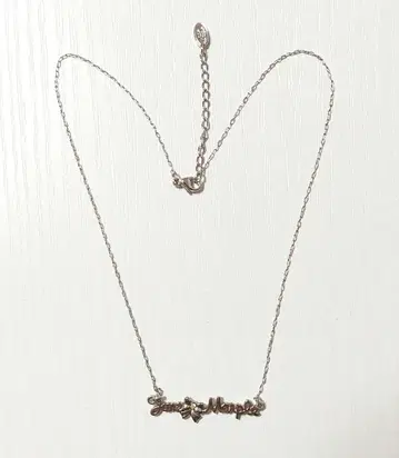 제인 마플 로고와 리본의 목걸이 실버