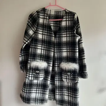 퍼 달린 체크 무늬 노카라 자켓