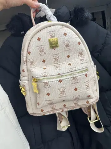 곰 프린트 백팩