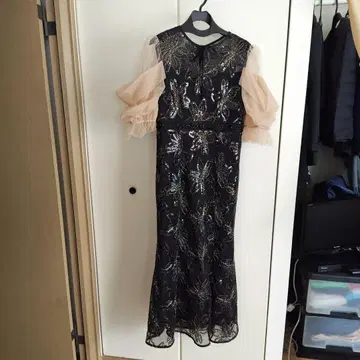 블랙 자수 드레스 쉬폰 프릴 소매 포함