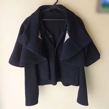 네이비 케이프 코트 프론트 버튼 포함