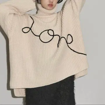 자욘 LOVE 자수 오버 실루엣 하이넥 니트 풀오버 아이보리
