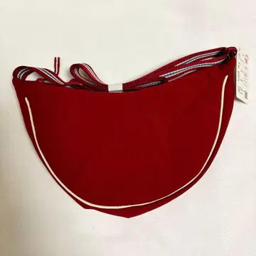 UNIQLO 라운드 미니 숄더백 레드 세련된 라인 디자인