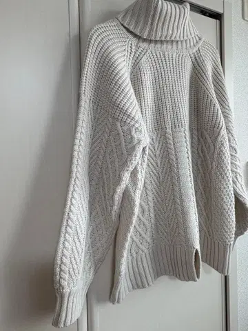 아이보리 터틀넥 케이블 니트