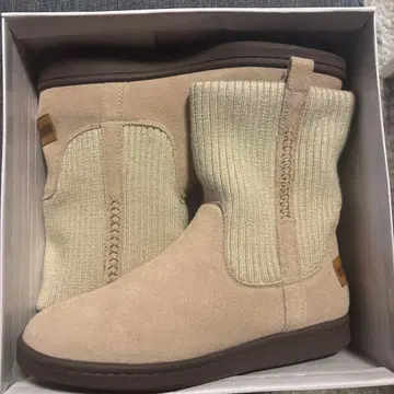 MINNETONKA 베이지 스웨이드 니트 숏부츠