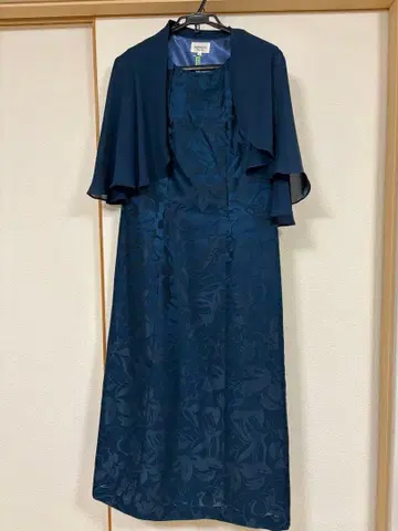 플로럴 패턴의 드레스와 숄 세트